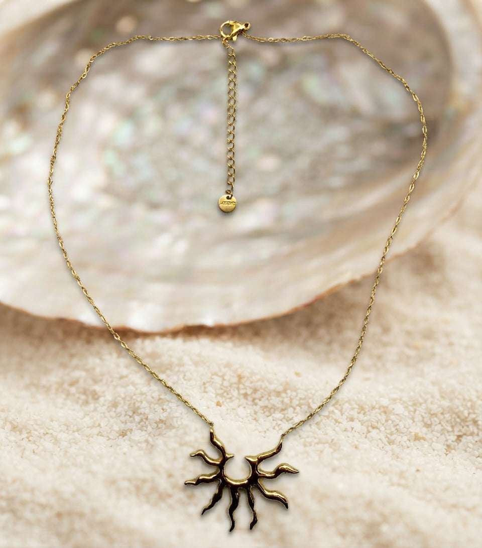 Collar Dorado con Colgante de Sol Agradable y Radiante | Colgante de Acero Inoxidable