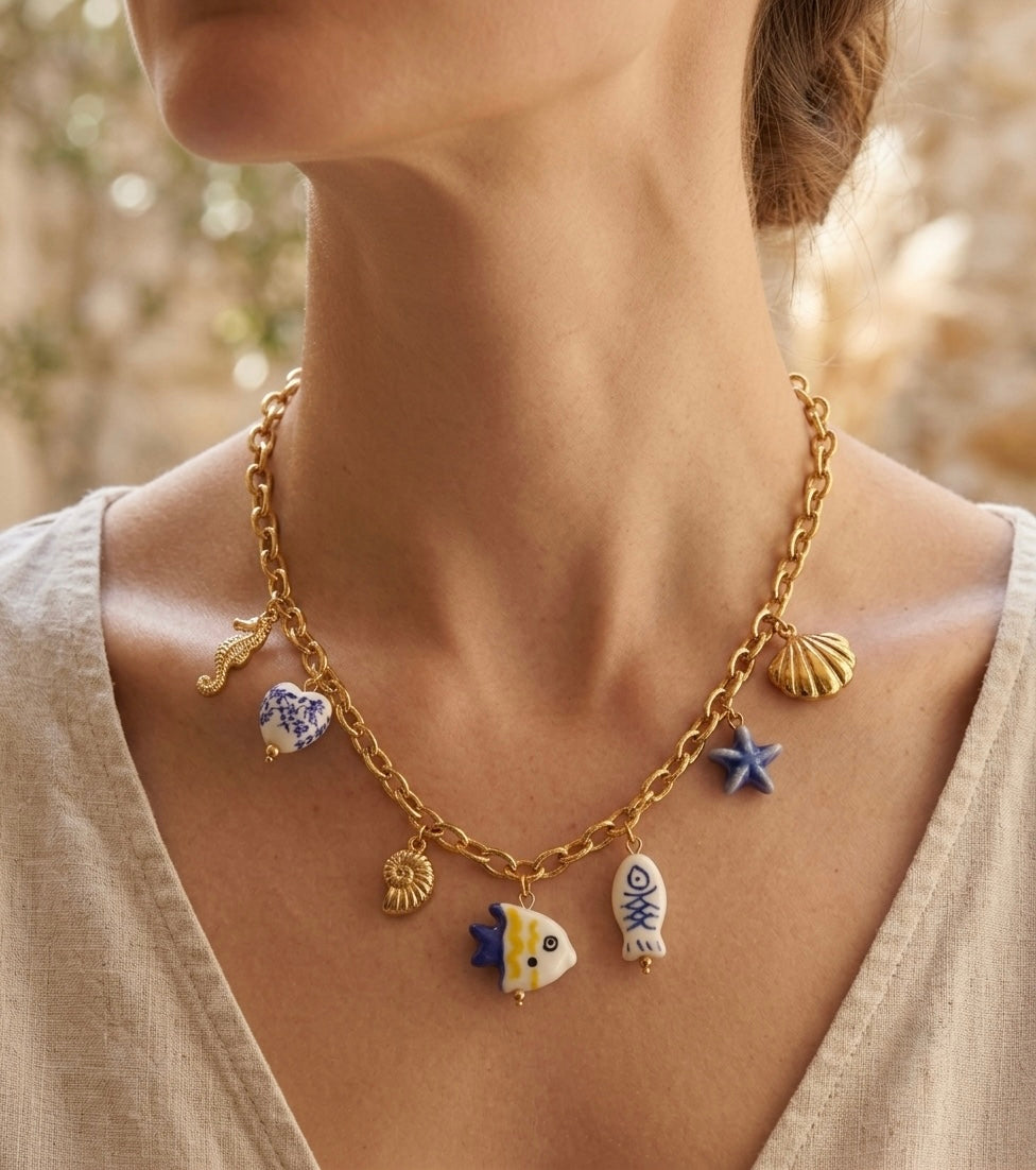 Collar Dorado de Eslabones con Charms Marinos | Acero Inoxidable y Detalles de Cerámica